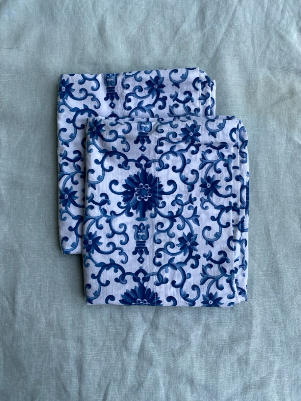 Set of 2 Lauren Ralph Lauren blue white porcelain rosette standard pillow cases - Picture 2 of 9